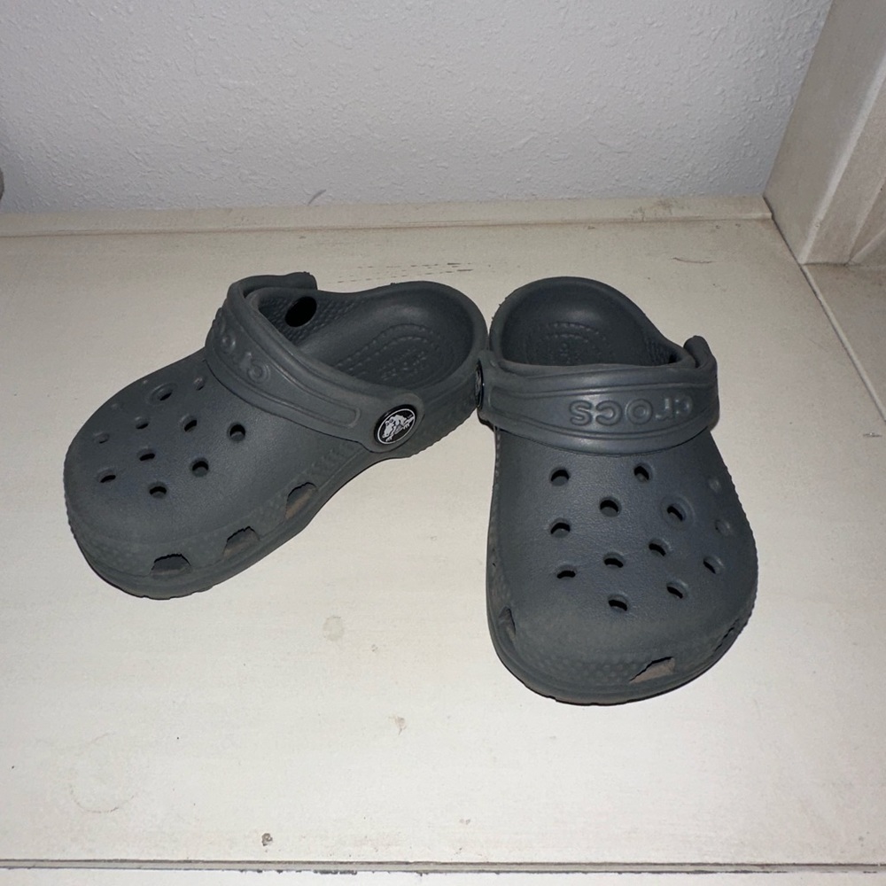 Toddler crocs, Size 6c, Gray.